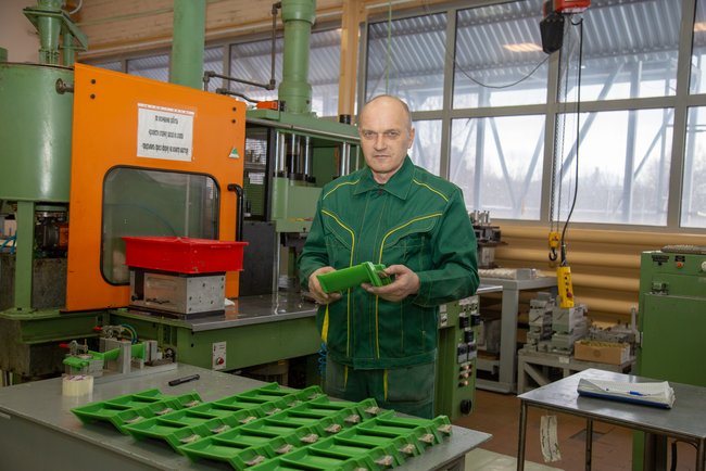 Прессование восковых моделей отливок направляющих лопаток ГТК-10-4 из модельной композиции